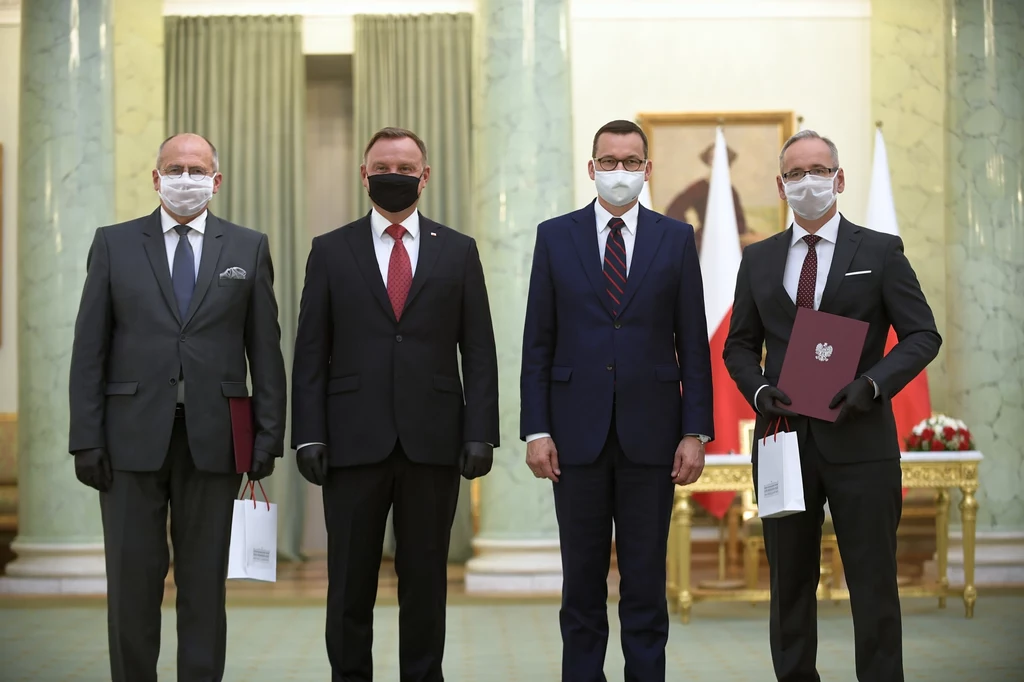 Prezydent Andrzej Duda (2L), premier Mateusz Morawiecki (2P) podczas powołania Adama Niedzielskiego (P) na stanowisko ministra zdrowia i Zbigniewa Raua (L) na stanowisko ministra spraw zagranicznych Prezydent Andrzej Duda (2L), premier Mateusz Morawiecki (2P) podczas powołania Adama Niedzielskiego (P) na stanowisko ministra zdrowia i Zbigniewa Raua (L) na stanowisko ministra spraw zagranicznych