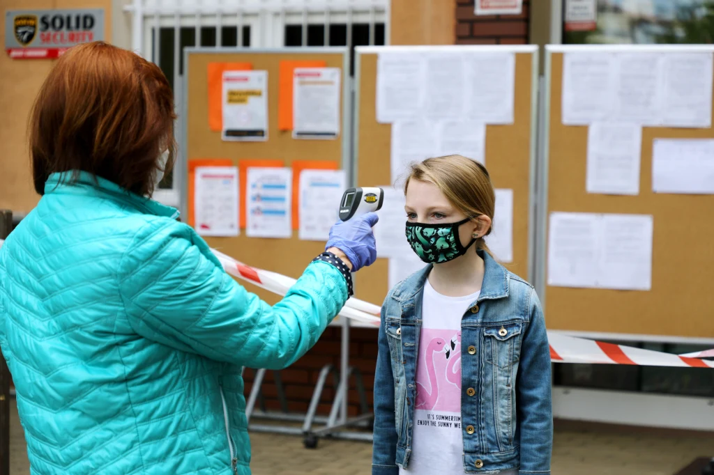 Mierzenie temperatury przed wejściem do szkoły Mierzenie temperatury przed wejściem do szkoły