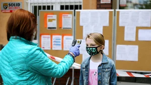 Mierzenie temperatury przed wejściem do szkoły