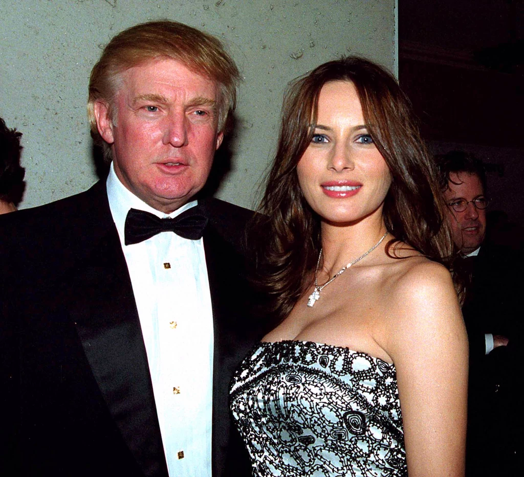 Żona Donalda Trumpa znalazła chyba sposób na wieczną młodość. Nie wygląda na kobietę, która zdmuchnęła już (bo w kwietniu br.) 50 świeczek z tortu! Jak ona to robi, że mimo mijających lat wygląda tak świetnie? 