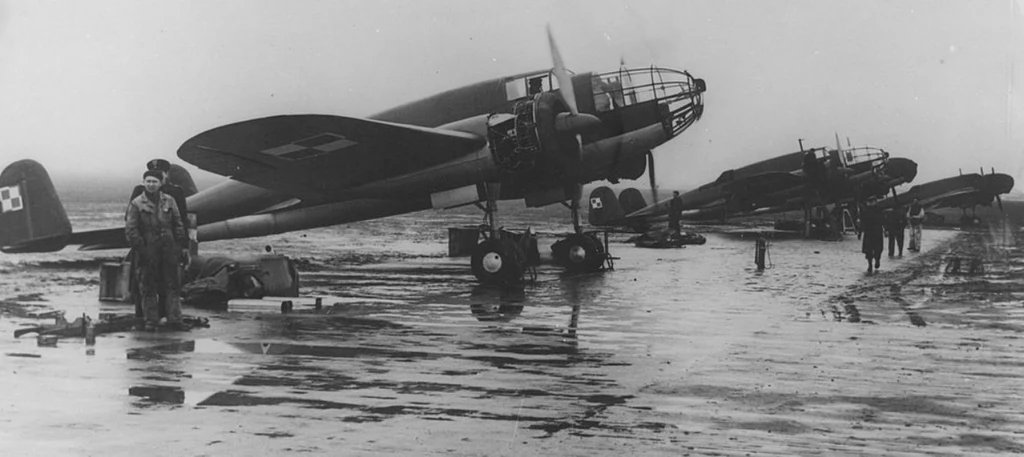 Samoloty PZL.37 Łoś na lotnisku w Warszawie