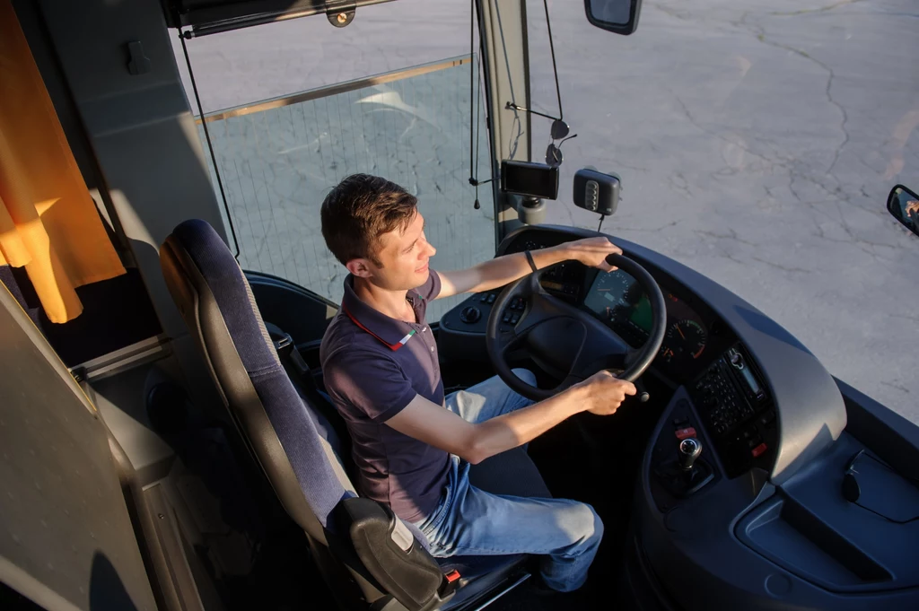Kierowcy samochodów ciężarowych zarabiali o 230 zł więcej od kierowców autobusów