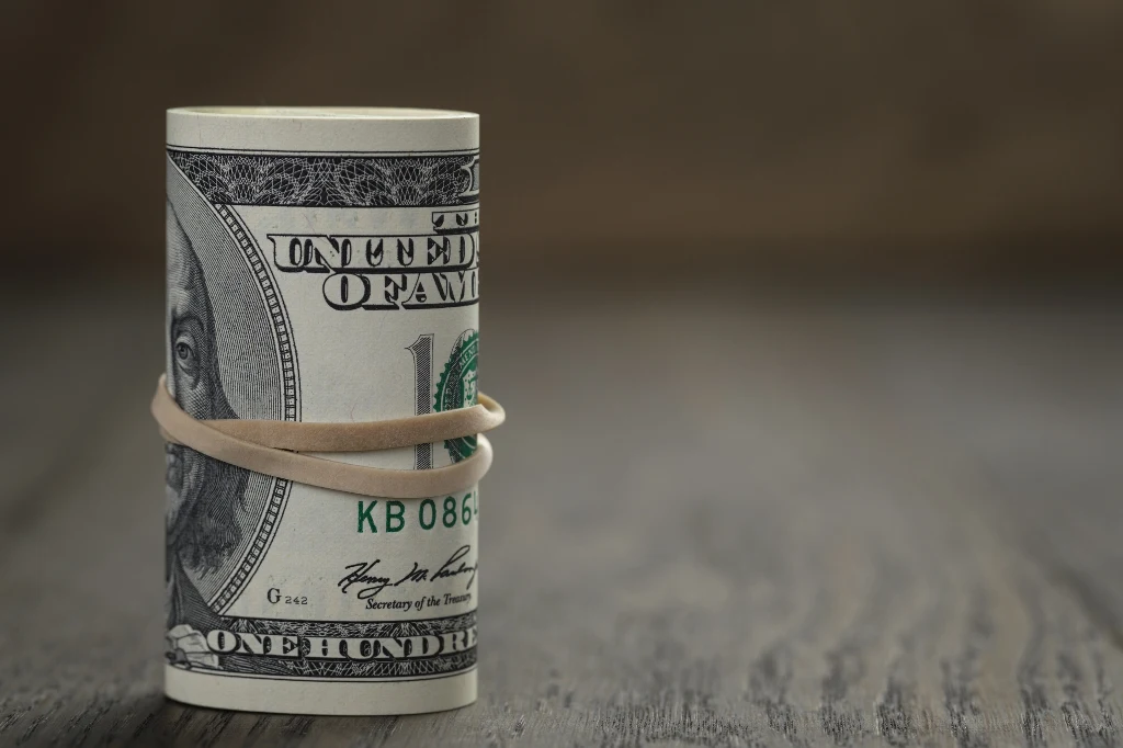 Jerome Powell przemówił w "gołębim" tonie. Cykl obniżek stóp w USA coraz bliżej, a dolar słabnie. Zdj. ilustracyjne