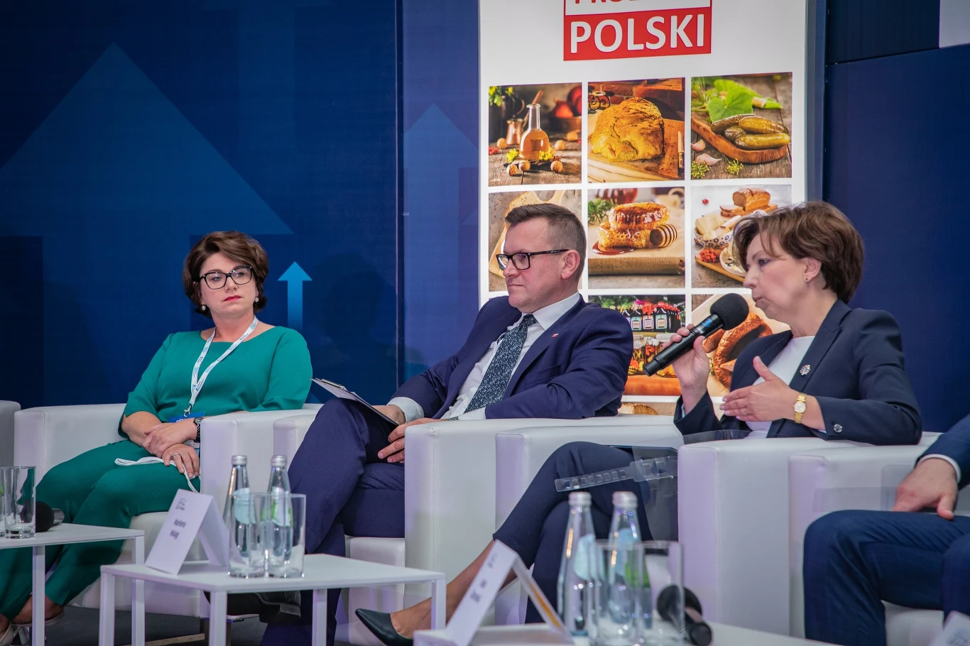 Od lewej: Patrycja Klarecka, członek zarządu PKN Orlen, Marcin Wroński, z-ca dyrektora KOWR oraz Marlena Maląg, minister rodziny, pracy i polityki społecznej Od lewej: Patrycja Klarecka, członek zarządu PKN Orlen, Marcin Wroński, z-ca dyrektora KOWR oraz Marlena Maląg, minister rodziny, pracy i polityki społecznej