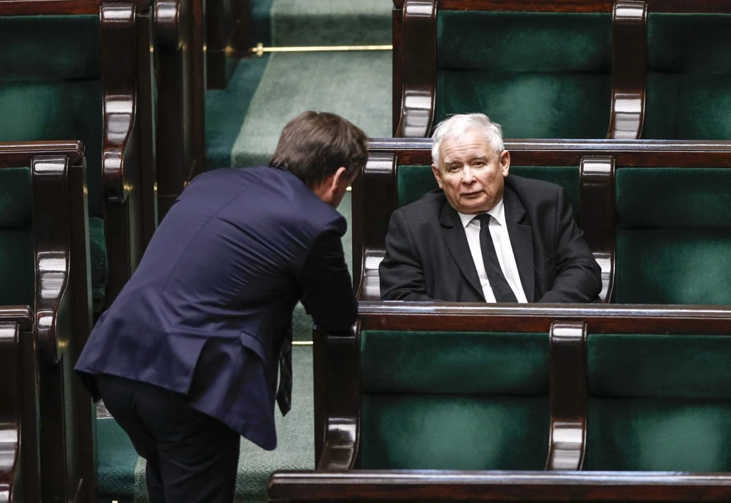 Lider PiS Jarosław Kaczyński i szef Solidarnej Polski Zbigniew Ziobro podczas posiedzenia Sejmu Lider PiS Jarosław Kaczyński i szef Solidarnej Polski Zbigniew Ziobro podczas posiedzenia Sejmu