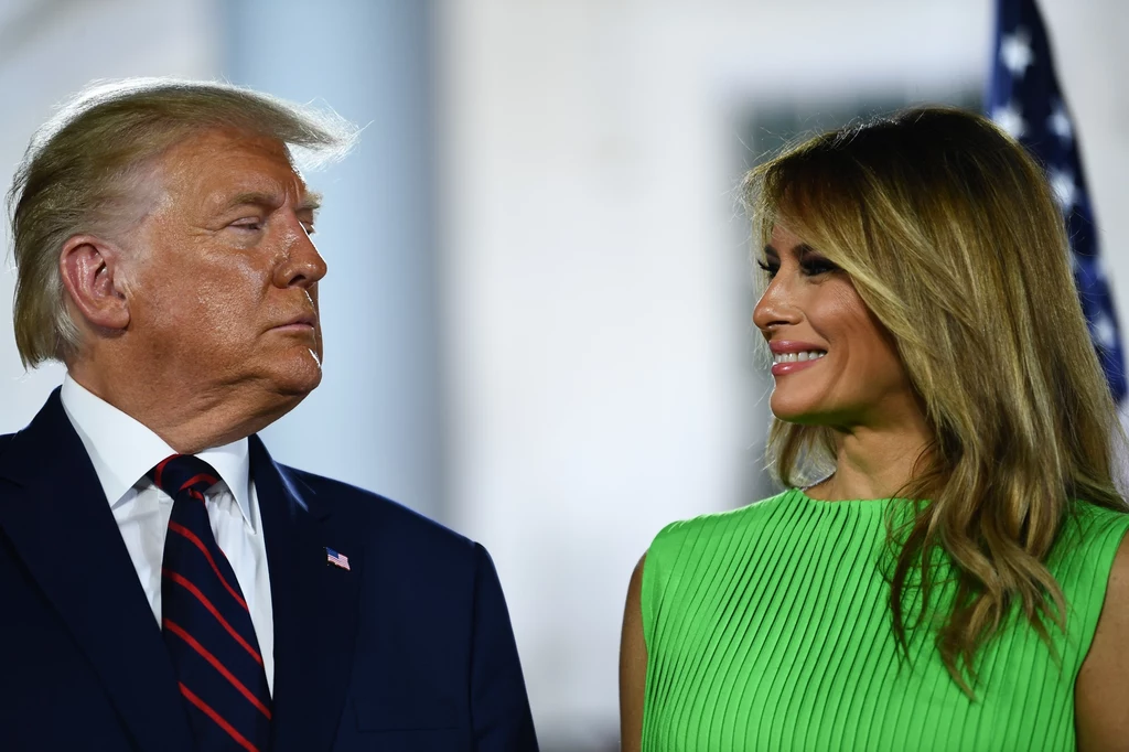 Donald Trump z żoną Melanią przed Białym Domem