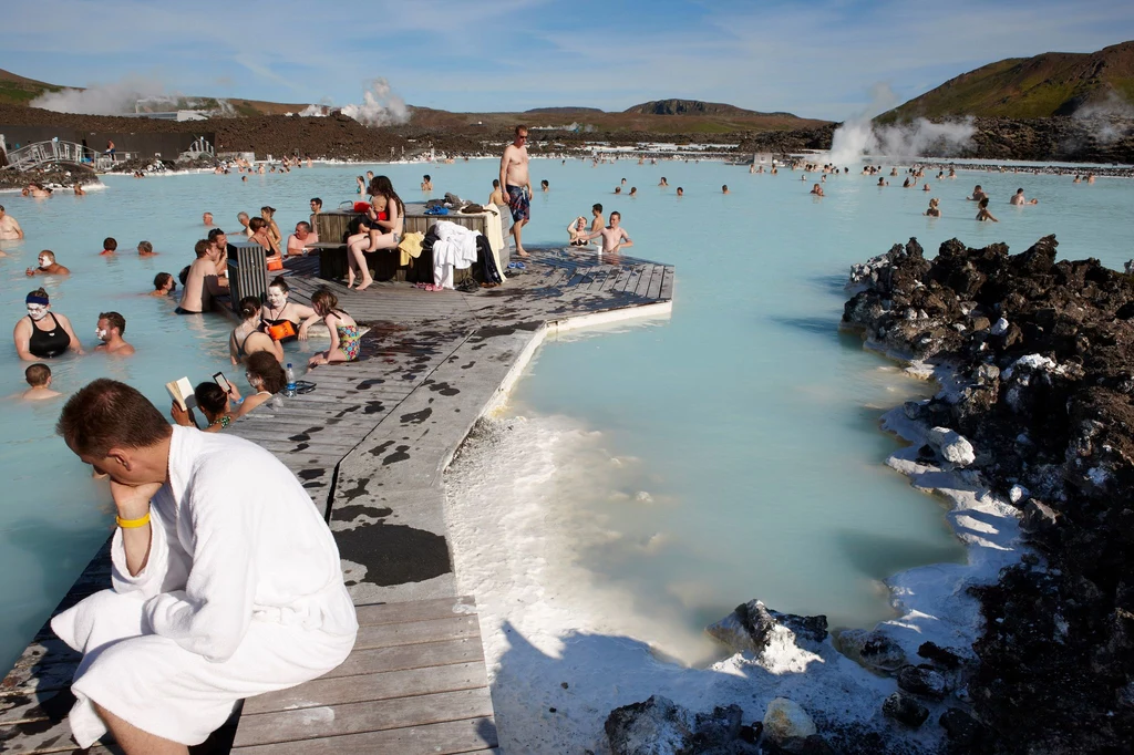 Łatwy dostęp do basenu z gorącymi źródłami to prawo każdego Islandczyka