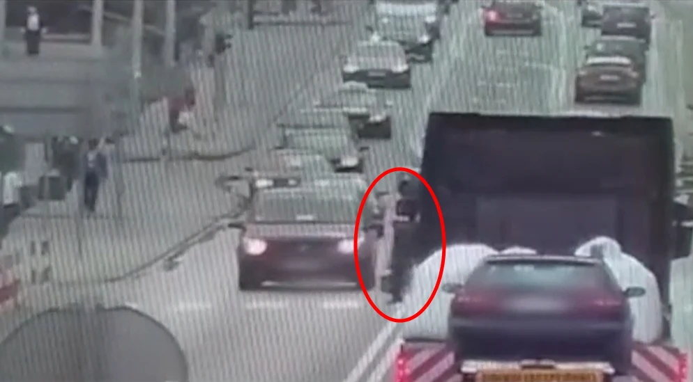 Piesza pojawiła się w polu widzenia kierowcy, gdy auto wjeżdżało na pasy. Czy kierowca powinien zatrzymać się na "na ślepo"? Piesza pojawiła się w polu widzenia kierowcy, gdy auto wjeżdżało na pasy. Czy kierowca powinien zatrzymać się na "na ślepo"?
