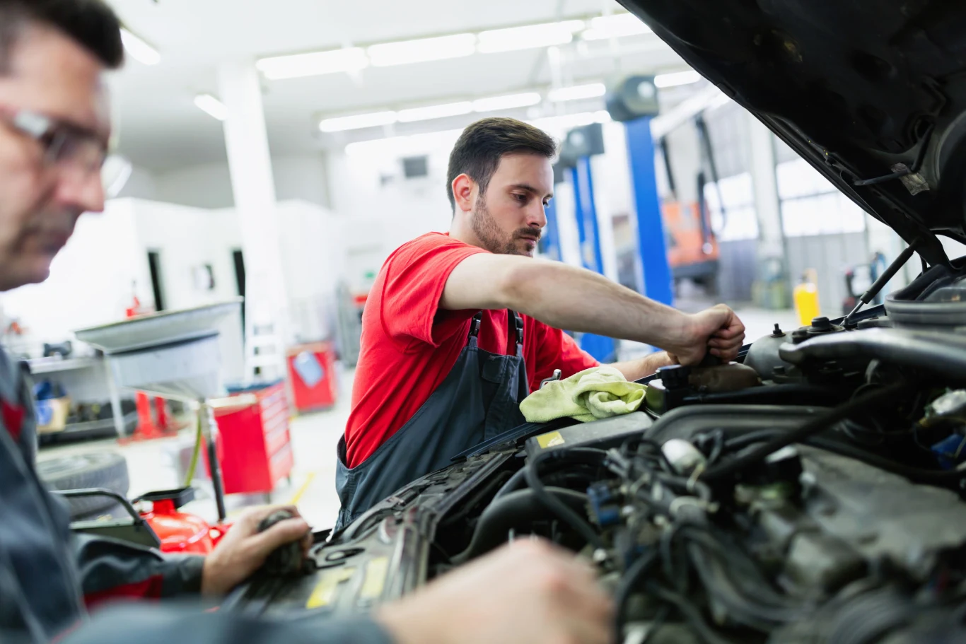 Wymiana rozrządu na łańcuchu zwykle wiąże się ze sporymi kosztami. Naprawa auta po awarii jest jednak znacznie droższa
