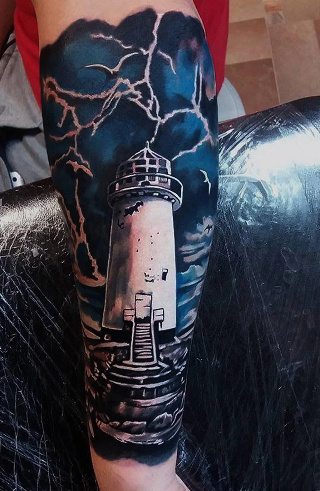 "Wybrałem pancernik Bismarck, ponieważ moim zdaniem to piękny okręt. Poza tym zainspirowała mnie grafika z programu uruchamiającego World of Warships. Koledzy z klanu dobrze o tym wiedzą, dlatego zaraz po ogłoszeniu konkursu odezwali się do mnie i zachęcili do udziału. Zgłosiłem się i w efekcie wygrałem fantastyczną nagrodę, którą wykorzystam, by zrobić sobie więcej tatuaży inspirowanych statkami" - dodaje Szarenko. "Wybrałem pancernik Bismarck, ponieważ moim zdaniem to piękny okręt. Poza tym zainspirowała mnie grafika z programu uruchamiającego World of Warships. Koledzy z klanu dobrze o tym wiedzą, dlatego zaraz po ogłoszeniu konkursu odezwali się do mnie i zachęcili do udziału. Zgłosiłem się i w efekcie wygrałem fantastyczną nagrodę, którą wykorzystam, by zrobić sobie więcej tatuaży inspirowanych statkami" - dodaje Szarenko.