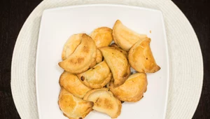 Pieczone pierogi z farszem mięsnym 