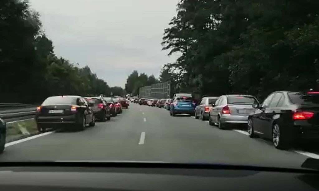 Tak powinien wyglądać korytarz życia. Warto jednak zwrócić uwagę, że na drodze niemal nie ma ciężarówek.