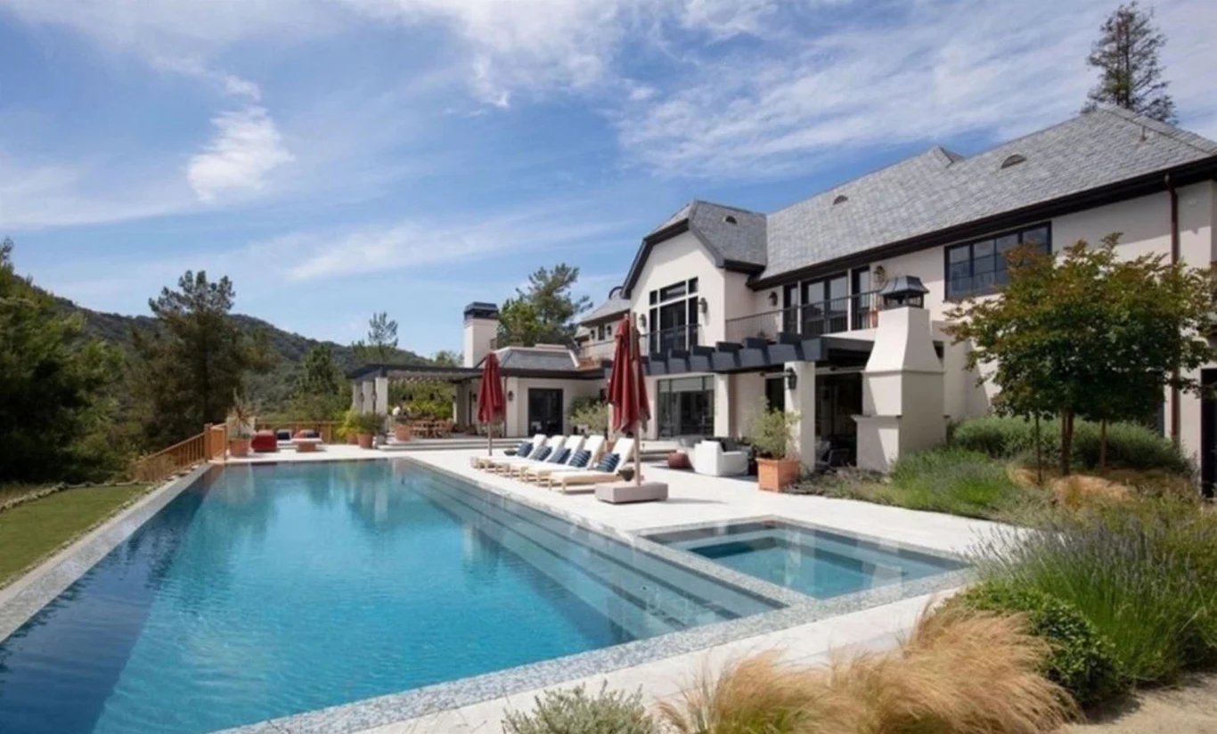 W rozciągniętej na ponad tysiąc metrów kwadratowych posiadłości znajduje się m.in.: siedem sypialni, 10 łazienek, spory basen, siłownia oraz sala kinowa.