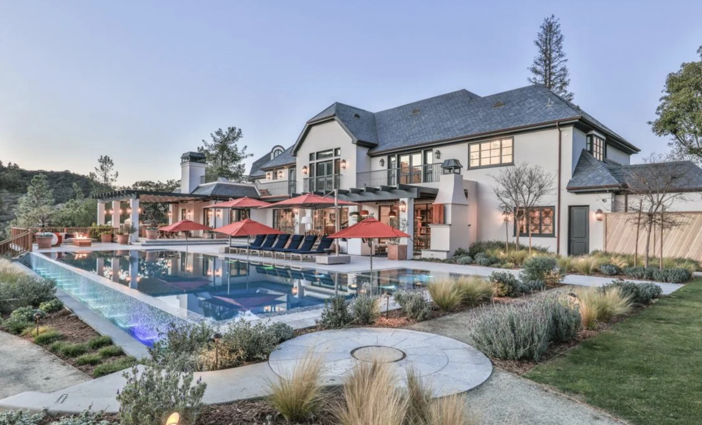 Justin Bieber to jedna z najlepiej zarabiających gwiazd muzyki oraz jeden z najbogatszych celebrytów, który nie ukończył jeszcze 30. roku życia. Jego roczne zarobki to około 80 milionów dolarów. 