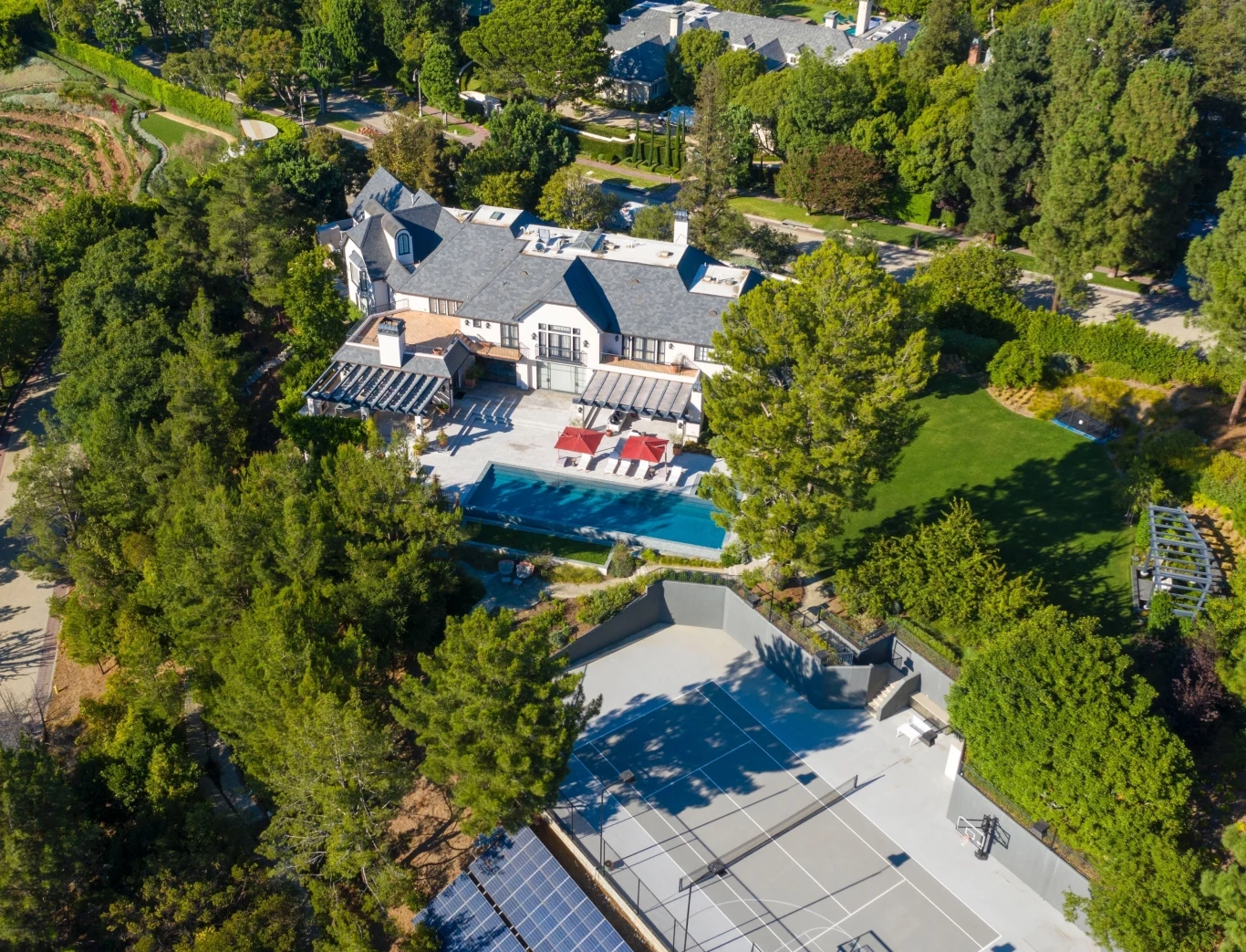 Justin Bieber i Hailey Bieber są małżeństwem od 2018 roku, a oficjalną uroczystość zorganizowali rok później. 