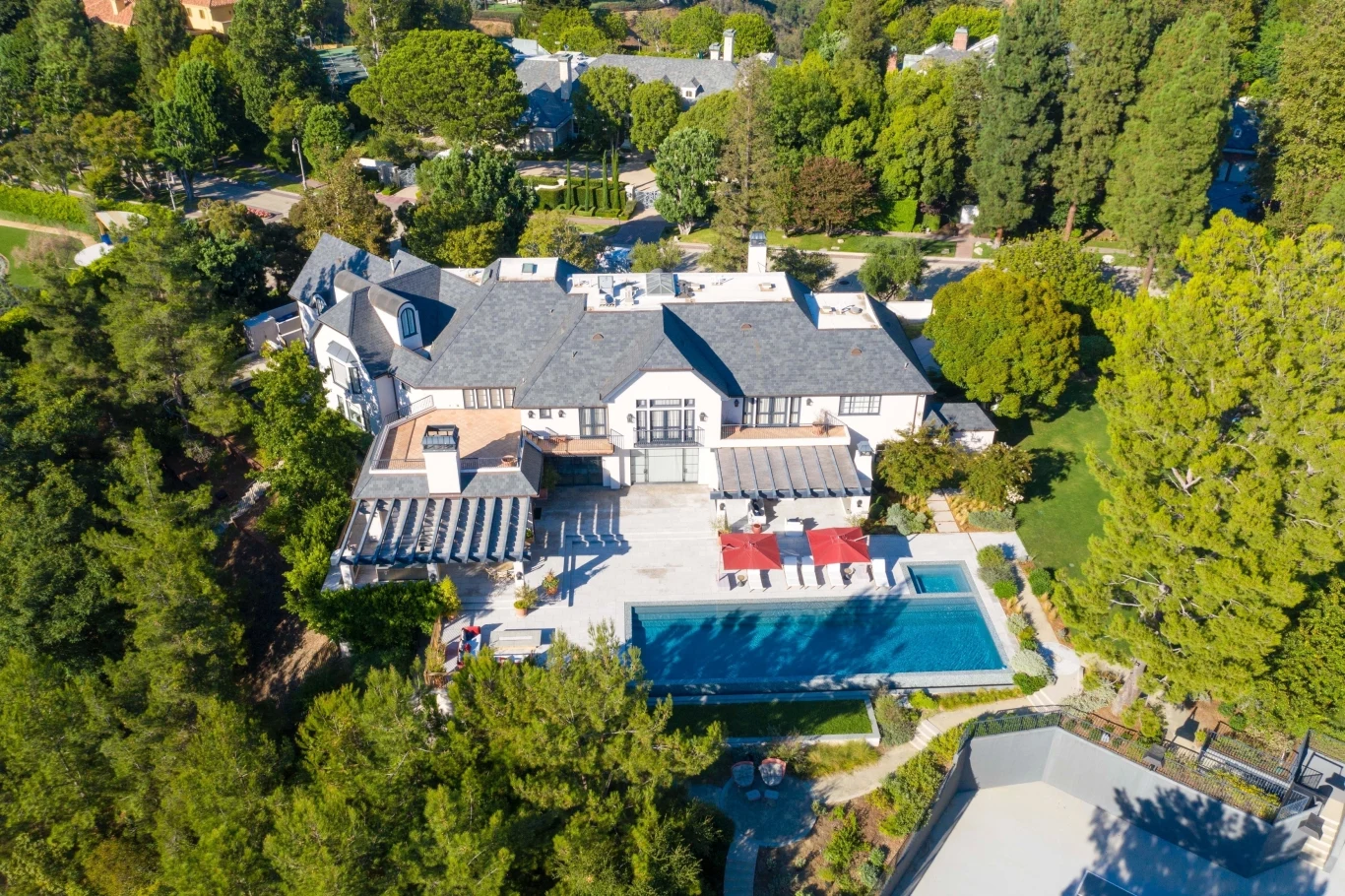 Gwiazdorska para nowy dom nabyła na wzgórzach Beverly Hills, a w ich okolicy mieszkają m.in. Sofia Vergara, Sylvester Stallone, Eddie Murphy, Rod Stewart oraz Denzel Washington. 