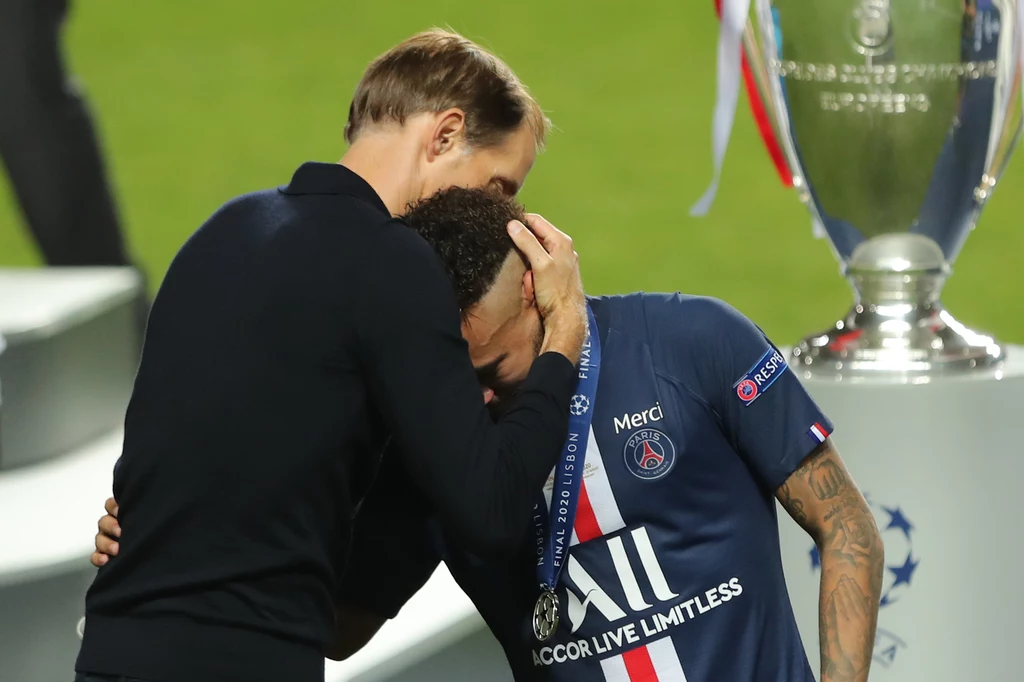 Trener PSG Thomas Tuchel pociesza Neymara po przegranym finale Ligi Mistrzów