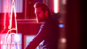 Alexander Skarsgard w scenie z serialu "Bastion"