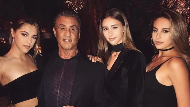 Sylvester Stallone ma szczęście do pięknych kobiet. Uroda jego żony, Jennifer Flavin z pewnością nadal zachwyca niejednego mężczyznę. 

Partnerka gwiazdora niedawno skończyła 52-lata, ale wciąż wygląda bardzo atrakcyjnie i młodo. Kiedy pozuje się u boku swojego męża na czerwonym dywanie, trudno jest oderwać od niej wzrok.  

Nic dziwnego, że para ma takie śliczne córki. Sistine, Scarlet i Sophia również zachwycają urodą, a znany ojciec często zabiera je ze sobą na branżowe imprezy. 