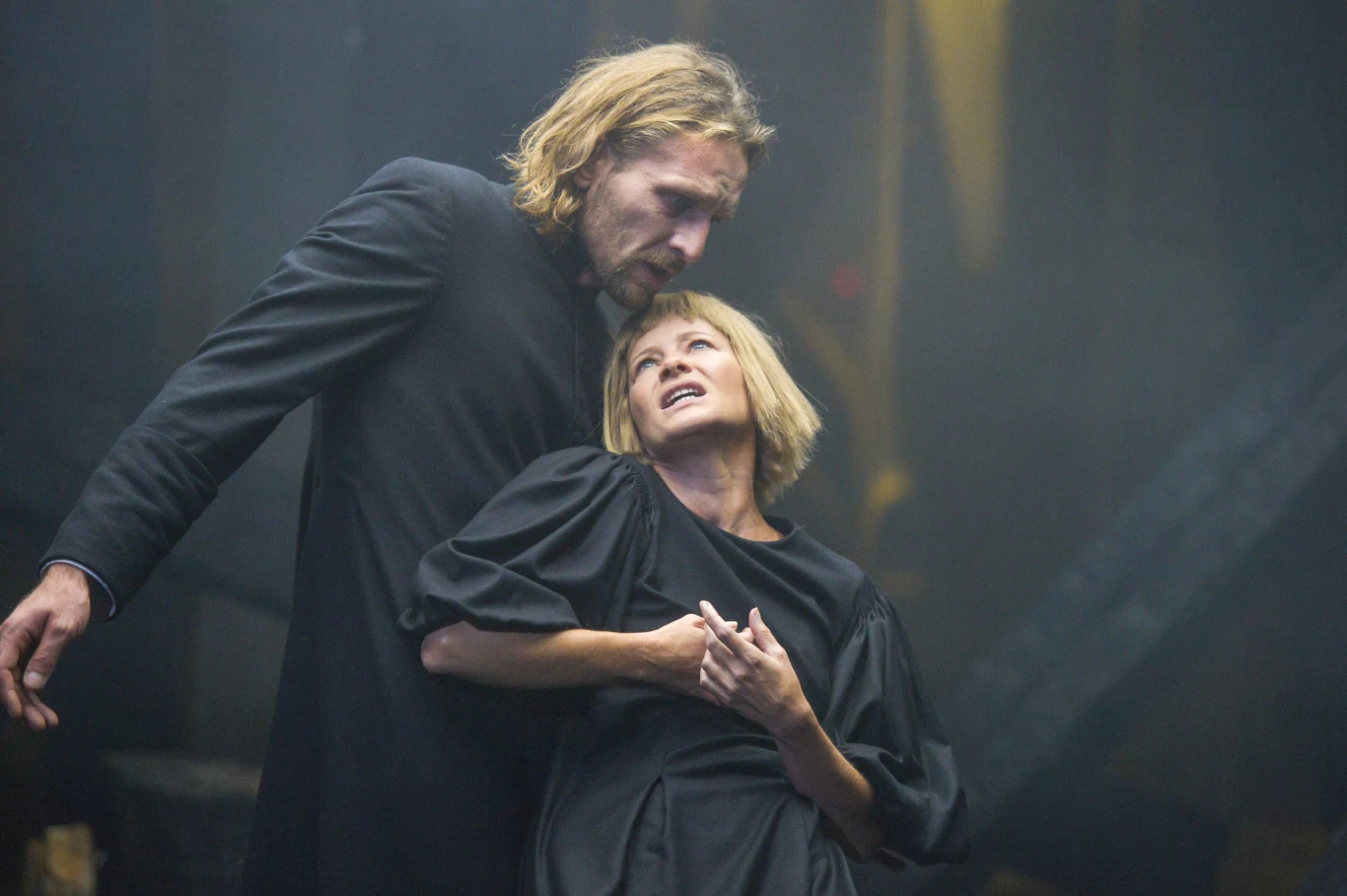 Małgorzata Kożuchowska nie zapomina o teatrze. W ciągu swej aktorskiej kariery scenicznej można było ją oglądać w takich spektaklach, jak "Wiśniowy sad", "Poskromienie złośnicy", "Błądzenie po peryferiach", "Miłość na Krymie", "Opowieść o zwyczajnym szaleństwie", "Kosmos", "Kotka na gorącym blaszanym dachu". Jej najnowsza kreacja to tytułowa rola w przedstawieniu w Teatrze Narodowym w Warszawie, "Matka Joanna od Aniołów".

Na zdjęciu: Małgorzata Kożuchowska i Karol Pocheć podczas medialnej próby spektaklu "Matka Joanna od Aniołów"