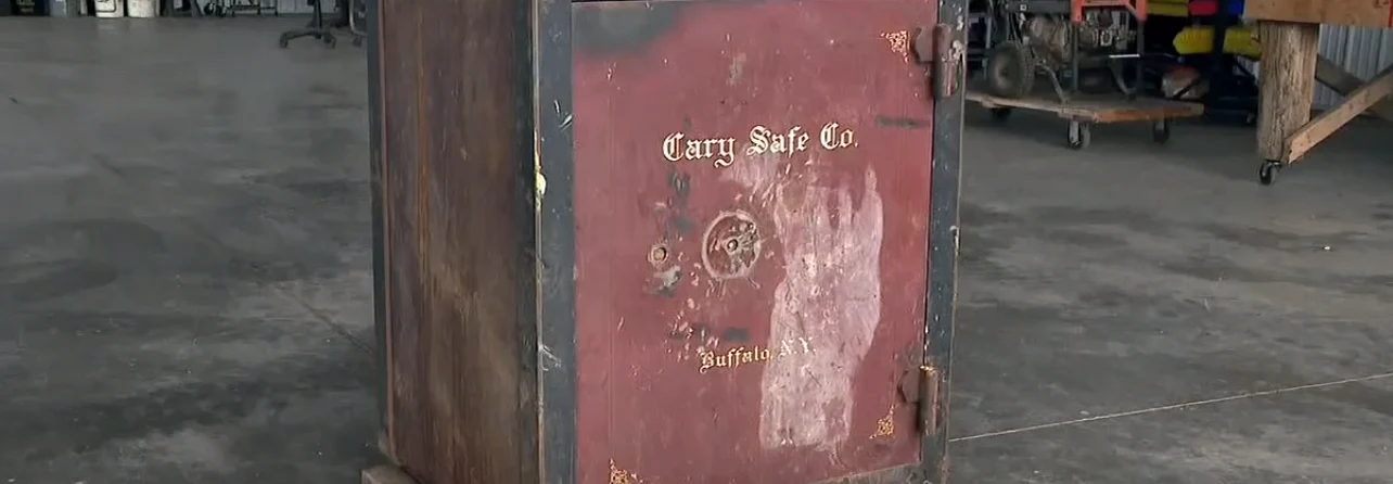 Kirk Mathes nie chce otwierać tajemniczej przesyłki