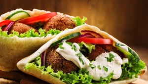 Pita z falafelami, pomidorami i zieleniną