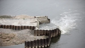 Nieczystości spływające bezpośrednio do Wisły na wysokości ul. Farysa na warszawskich Bielanach