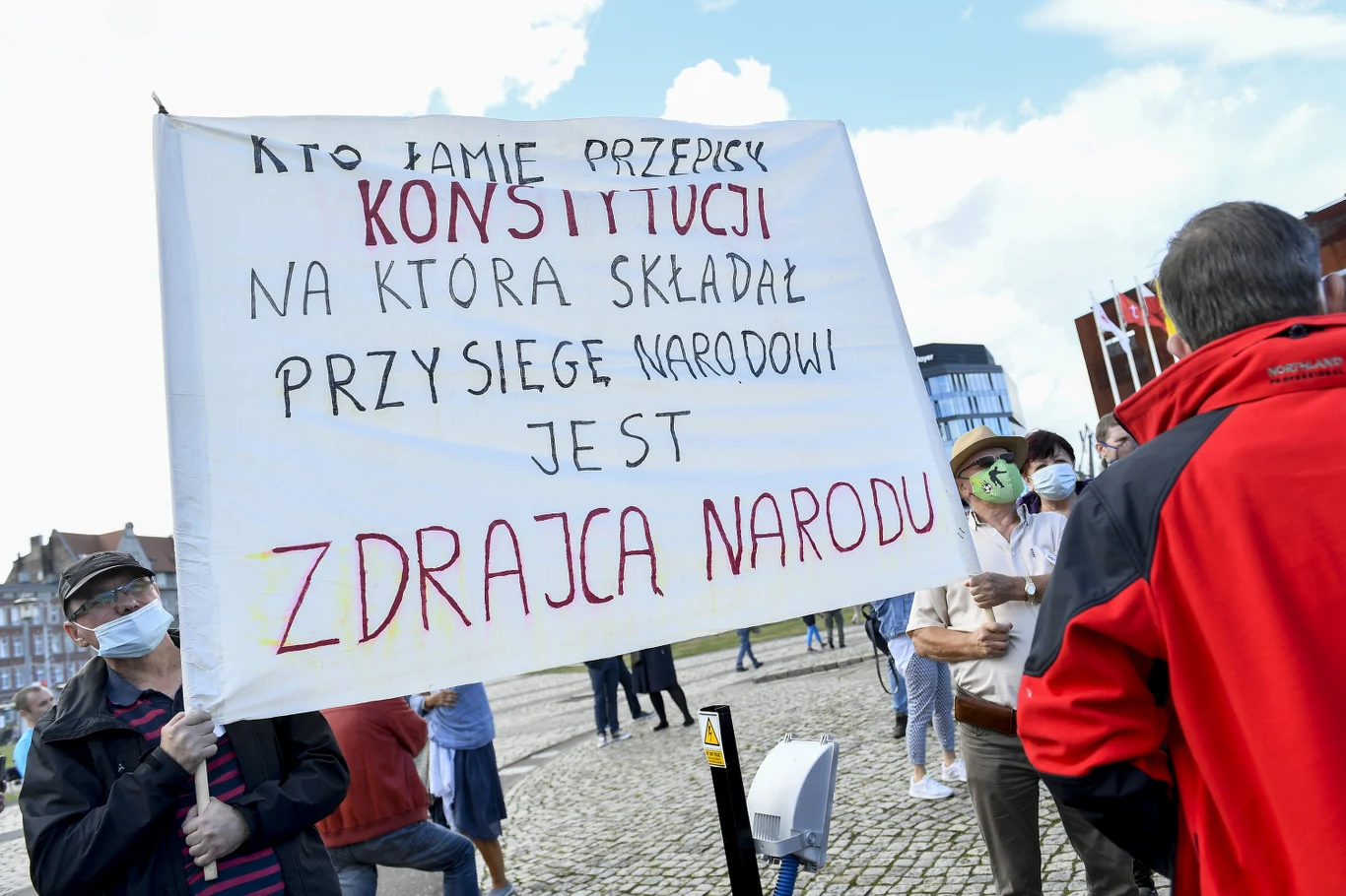 Nie obyło się jednak bez zgrzytów. Przed koncertem odbył się niewielki protest. Uczestnicy na transparentach mieli m.in. napisy "Kto łamie przepisy konstytucji, na którą składał przysięgę narodowi, jest zdrajcą narodu" oraz "Konstytucja".