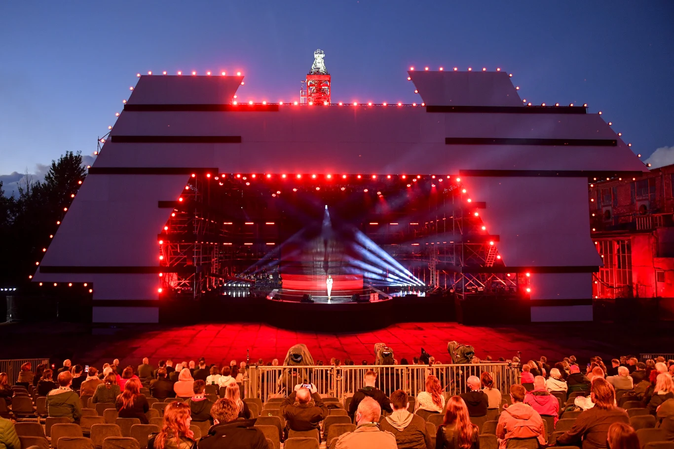 "Twórcy koncertu stworzyli pełne symboliki, nowoczesne widowisko, w które tchnęli ducha tamtych czasów. Niebagatelną rolę w wydarzeniach sierpniowych odegrała piosenka. Strajkujący stoczniowcy, stłoczeni w niewielkiej sali BHP, słuchali utworów polskich artystów, których przeboje było słychać z radioodbiorników na terenie całej stoczni. Podczas koncertu widzowie usłyszą je w nowych aranżacjach - z udziałem orkiestry symfonicznej pod batutą Radosława Labahuy i solistów" - zapowiadano. 