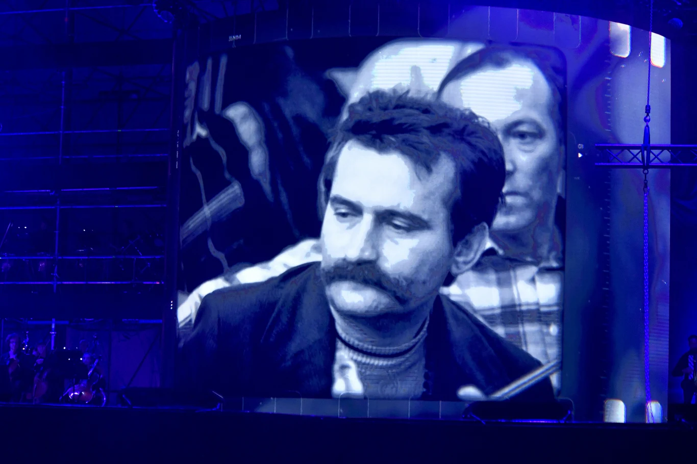 Koncert "Dorosłe Dzieci". Wśród wyświetlonych zdjęć bohaterów "Solidarności" znalazł się Lech Wałęsa