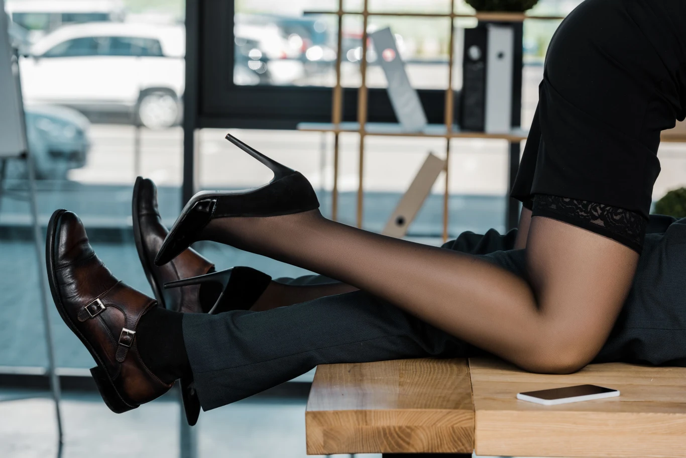 Jednym z symptomów zdrady są coraz częstsze nadgodziny i delegacje