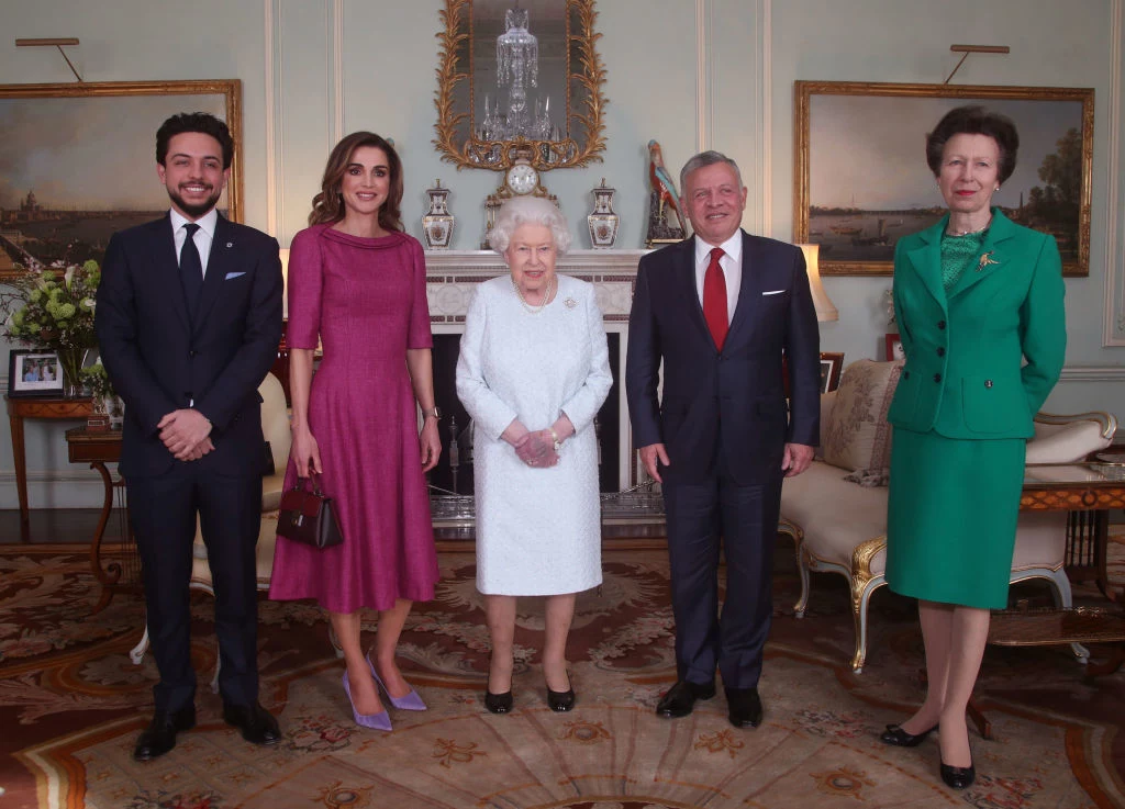 Monarchini preferuje raczej nowoczesny styl życia i nie zakłada tradycyjnych muzułmańskich strojów. Z powodzeniem rozprawia się także ze wszelkimi stereotypami krążącymi na temat Bliskiego Wschodu oraz społeczeństw arabskich. Monarchini preferuje raczej nowoczesny styl życia i nie zakłada tradycyjnych muzułmańskich strojów. Z powodzeniem rozprawia się także ze wszelkimi stereotypami krążącymi na temat Bliskiego Wschodu oraz społeczeństw arabskich.