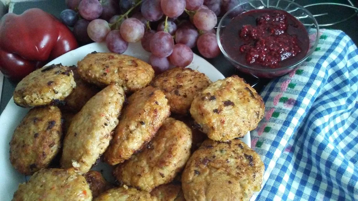 Zrób kotlety papieskie. Mięso pozostaje soczyste, brzegi lekko się przypiekają, a roztopiony ser nadaje kotletom wyrazisty smak. Mięso pozostaje soczyste, brzegi lekko się przypiekają, a roztopiony ser nadaje kotletom wyrazisty smak.