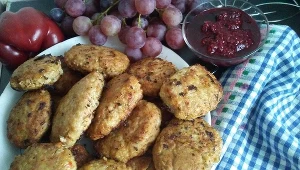 Zrób kotlety papieskie. Mięso pozostaje soczyste, brzegi lekko się przypiekają, a roztopiony ser nadaje kotletom wyrazisty smak.