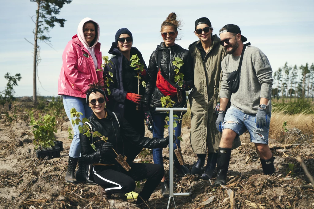 27 września fryzjerzy zaprzyjaźnieni z Davines, producentem kosmetyków do pielęgnacji, koloryzacji i stylizacji włosów, ponownie odwiedzą Bory Tucholskie, gdzie trzy lata temu nawałnica zniszczyła drzewostan na przestrzeni większej niż powierzchnia Warszawy