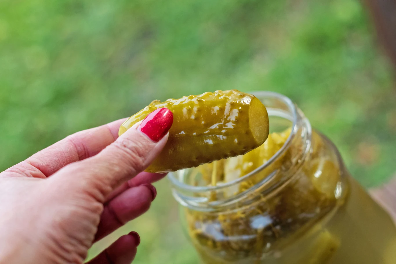 Ogórki kiszone są pyszne i zdrowe, ale warto zadbać o urozmaicenie jadłospisu 