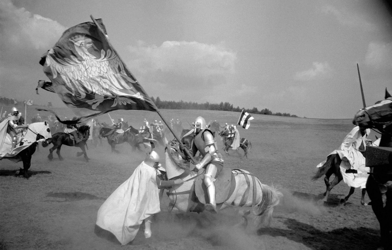 Do kinowej dystrybucji film wszedł kilka tygodni później, 2 września 1960. 30 sierpnia gazety obwieściły: "Za kilka dni zobaczymy 'Krzyżaków' na ekranach kin panoramicznych w 17 miastach wojewódzkich! Wersja normalnoekranowa jest opracowywana i wejdzie na ekrany w terminie nieco późniejszym [2 października - przyp. red.]".