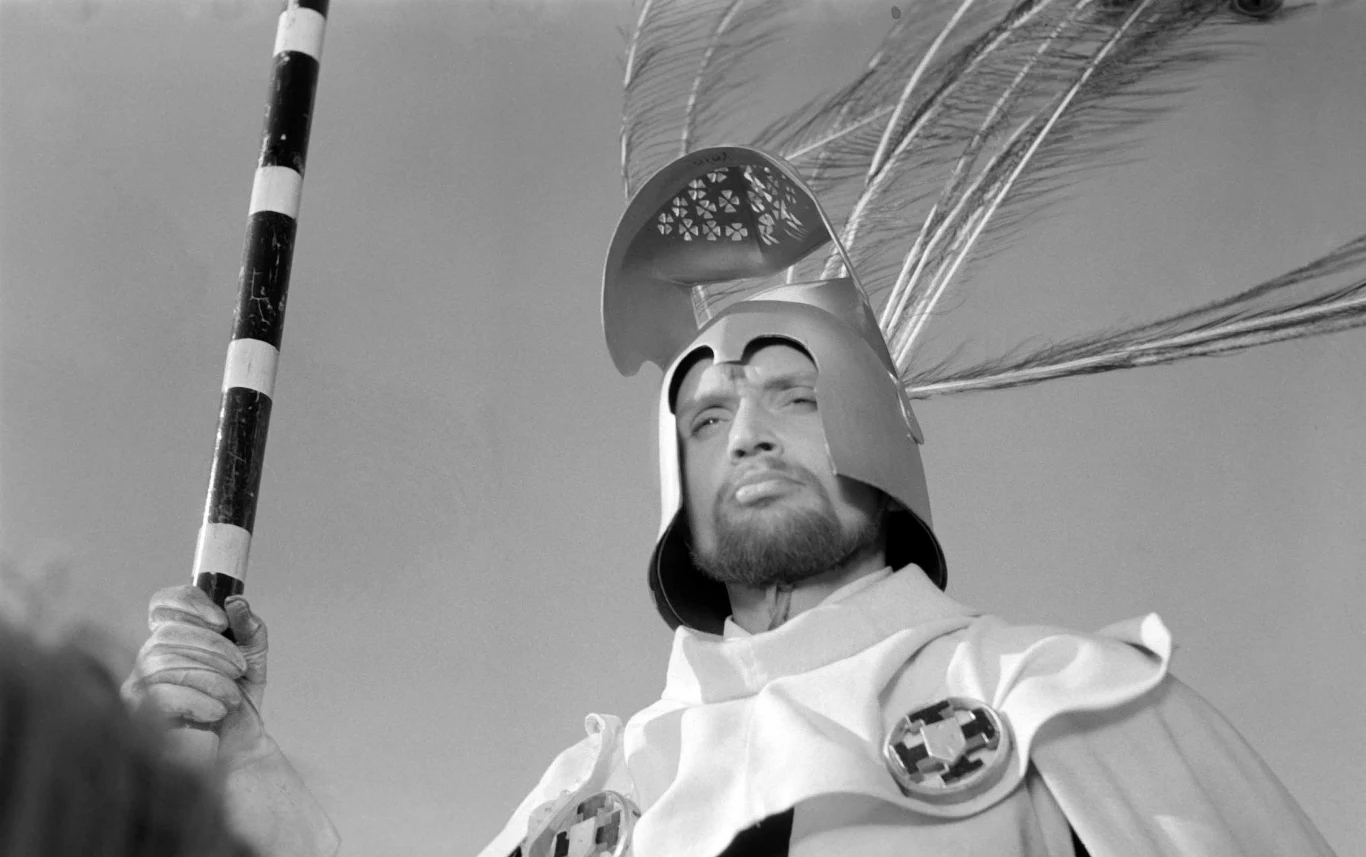 Film Forda idealnie wpasowywał się w zaplanowane na lipiec 1960 r. uroczyste obchody 550. rocznicy bitwy pod Grunwaldem. Mimo napiętego grafiku filmowcom udało się skończyć "Krzyżaków" przed uroczystościami rocznicowymi na polach Grunwaldu.

 "Wilcza natura imperializmu niemieckiego nie zmieniła się od czasów Ulricha von Jungingena do czasów Konrada Adenauera" [ówczesny kanclerz RFN - przyp.red.] - mówił podczas wiecu Władysław Gomułka. Premierowa projekcja odbyła się tego samego dnia, już po oficjalnych uroczystościach, podczas kameralnego pokazu w olsztyńskim kinie Polonia.