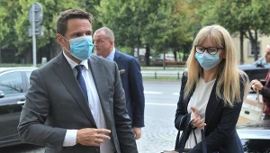 Rafał Trzaskowski w drodze na spotkanie w KPRM