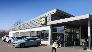 Lidl wprowadza nowe zasady na parkingach. 5000 zł kary za spalinowe auto.