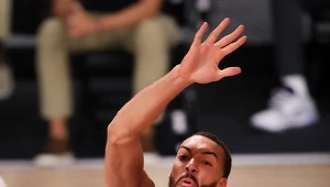 Nikola Jokić w walce z Rudym Gobertem