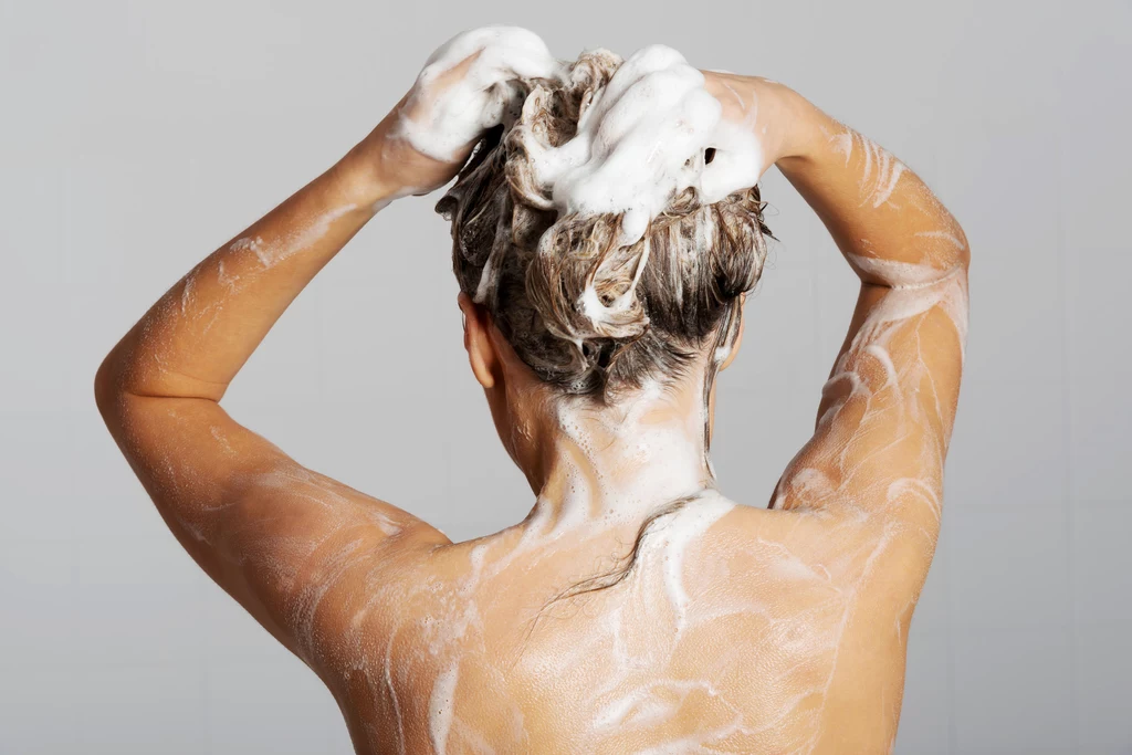 Myjąc włosy szamponem z cennymi składnikami, daj im szansę mocniej zadziałać. Nie spłukuj za szybko. Pozostaw na głowie 3-5 minut.