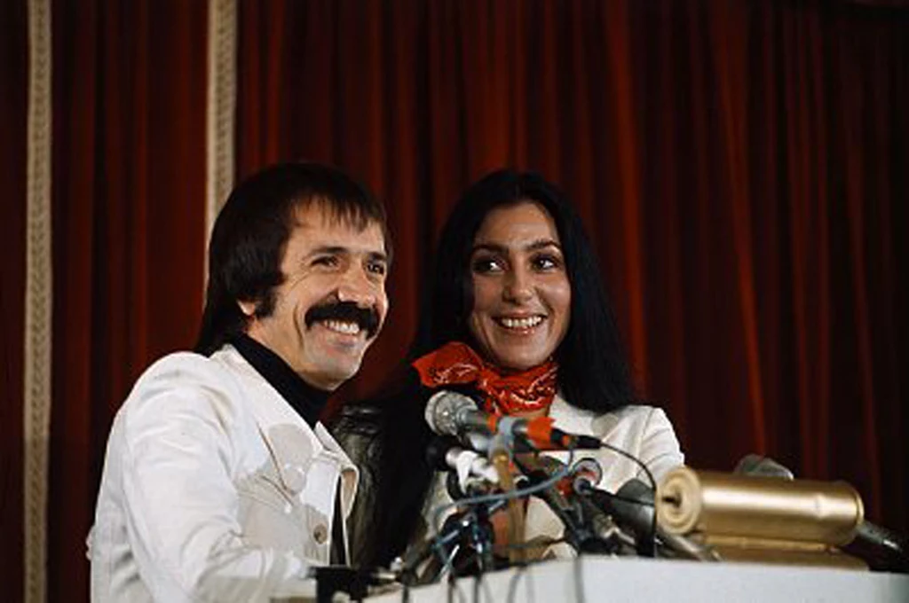Cher i Sonny Bono w grudniu 1975 roku