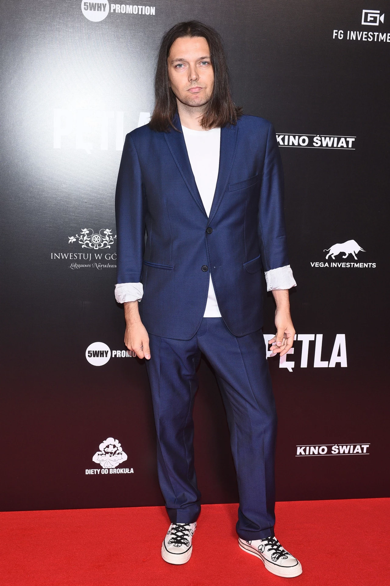 Ostatnio, dawno niewidziany, piosenkarz zaskoczył wszystkich i pojawił się na premierze filmu „Pętla” Patryka Vegi. Muzyk wybrał na tę okazję granatowy garnitur, który połączył z białym t-shirtem i trampkami. Musimy przyznać, że 41-latek wyglądał bardzo młodzieńczo i prezentował się lepiej niż przed kilku laty. Ostatnio, dawno niewidziany, piosenkarz zaskoczył wszystkich i pojawił się na premierze filmu „Pętla” Patryka Vegi. Muzyk wybrał na tę okazję granatowy garnitur, który połączył z białym t-shirtem i trampkami. Musimy przyznać, że 41-latek wyglądał bardzo młodzieńczo i prezentował się lepiej niż przed kilku laty.