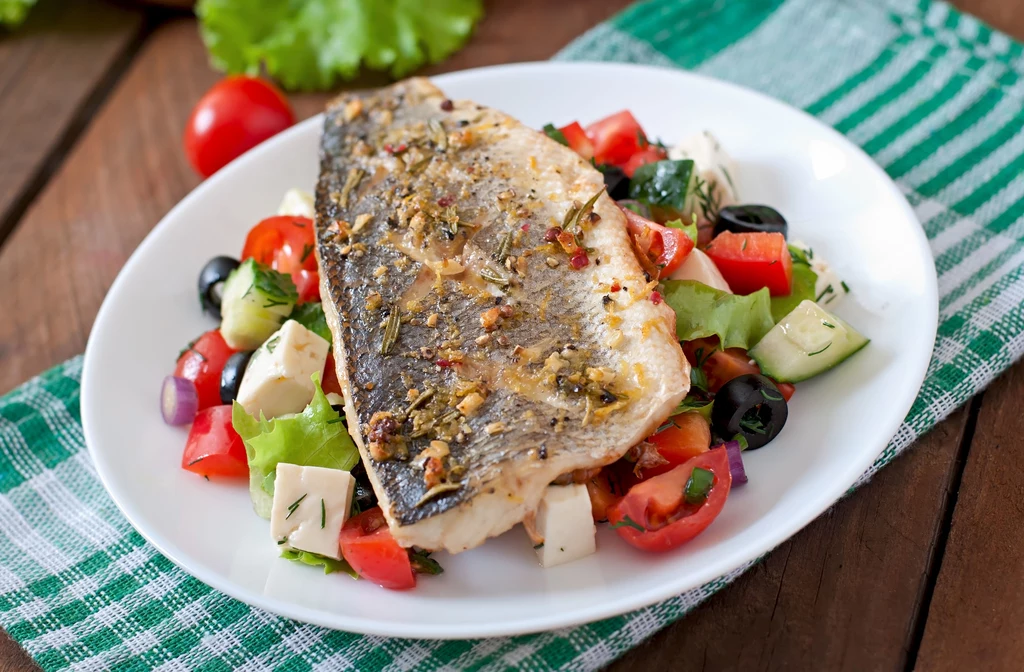 Filety rybne na sałatce z fetą to doskonały pomysł na zdrowy obiad