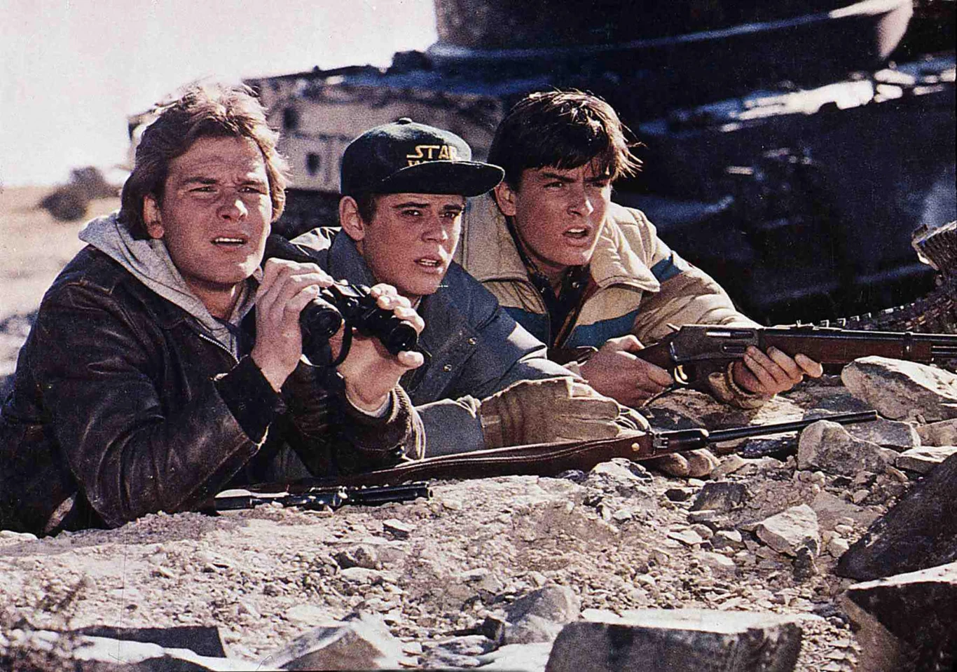 Z kolei debiutem na dużym ekranie była dla 19-letniego już wówczas młodzieńca rola w "Czerwonym świcie" (1984), filmie wojennym opowiadającym o grupie nastolatków podejmującej wojnę partyzancką z komunistami, którzy najechali Stany Zjednoczone. Sheenowi partnerowali na planie inni młodzi zdolni: Patrick Swayze, C. Thomas Howell, Lea Thompson i Jennifer Gray.