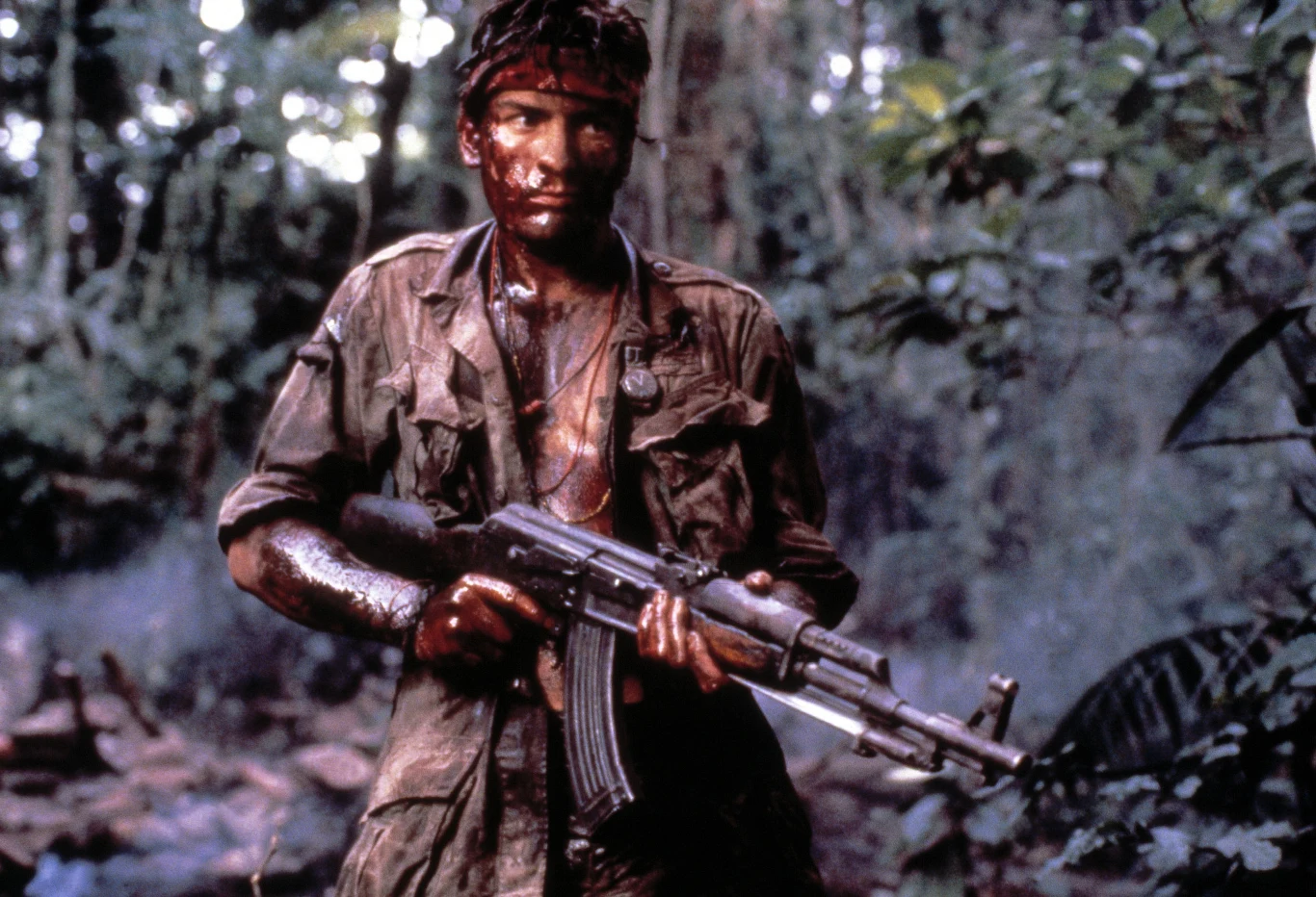 Sheen dobrze wypadł w "Czerwonym świcie" i gdy niedługo później Oliver Stone szukał odtwórcy głównej roli w swoim dramacie wojennym "Pluton" (1986), powierzył ją właśnie mało doświadczonemu aktorowi. Artysta wcielił się w produkcji w osiemnastoletniego Chrisa Taylora, który rzuca studia i zgłasza się jako ochotnik do służby wojskowej w Wietnamie. Jego oddziałem kierują sierżanci - wcielili się w nich Willem Defoe i Tom Berenger, o zupełnie odmiennych charakterach, co prowadzi do nieustannych konfliktów.