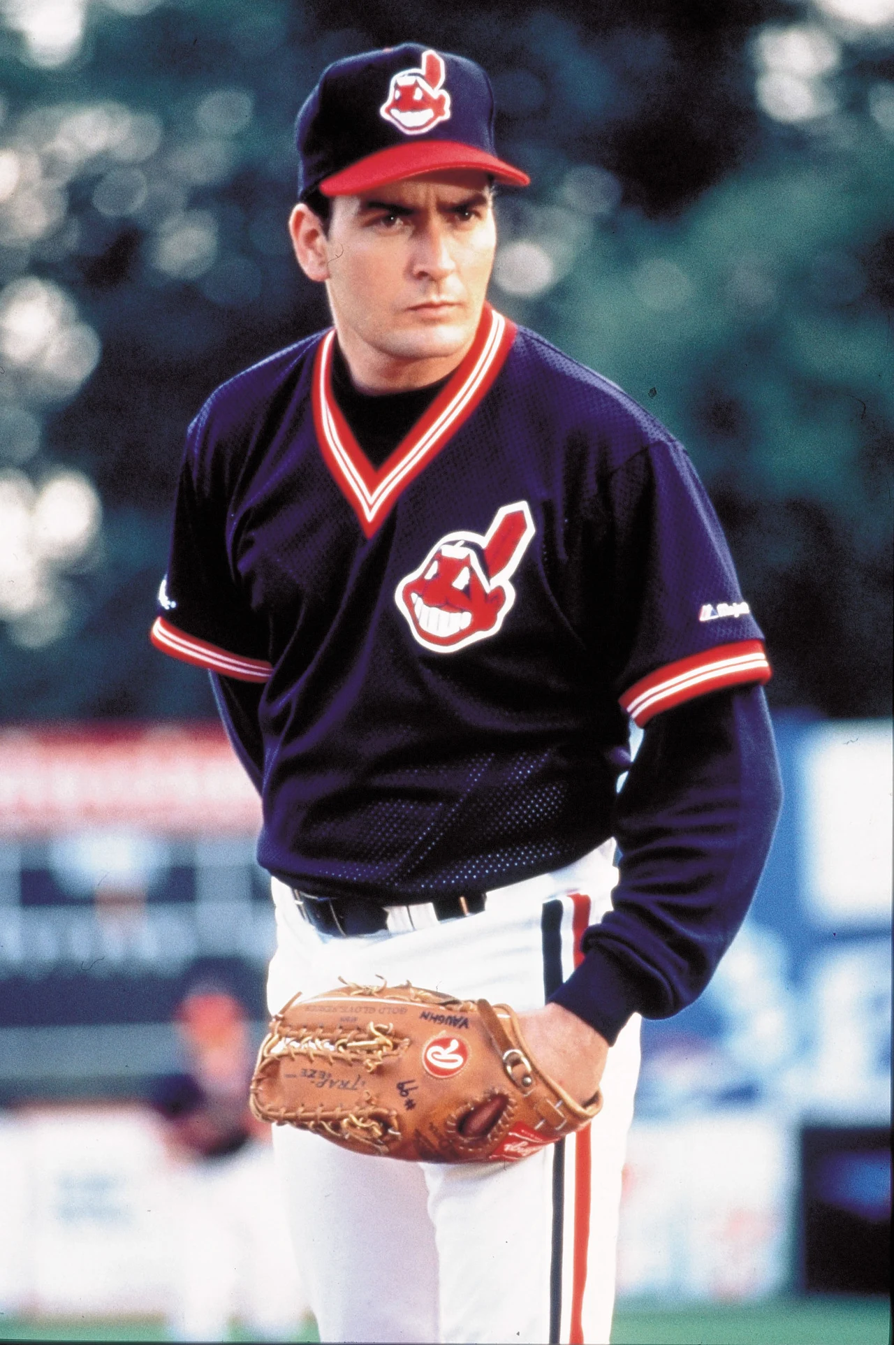 Za role w "Plutonie" i "Wall Street" Sheen zebrał znakomite recenzje od krytyków, ale prawdziwe uwielbienie publiczności przyniosła mu kreacja Ricka "Dzikusa" Vaughna w komedii sportowej "Pierwsza liga" (1989). Film opowiadał o drużynie baseballowej, którą właścicielka chce doprowadzić do klęski w rozgrywkach ligowych poprzez angaż najbardziej nieudolnych graczy. Produkcja cieszyła się tak dużą popularnością, że w 1994 roku doczekała się sequela, w którym Sheen powtórzył swoją rolę.