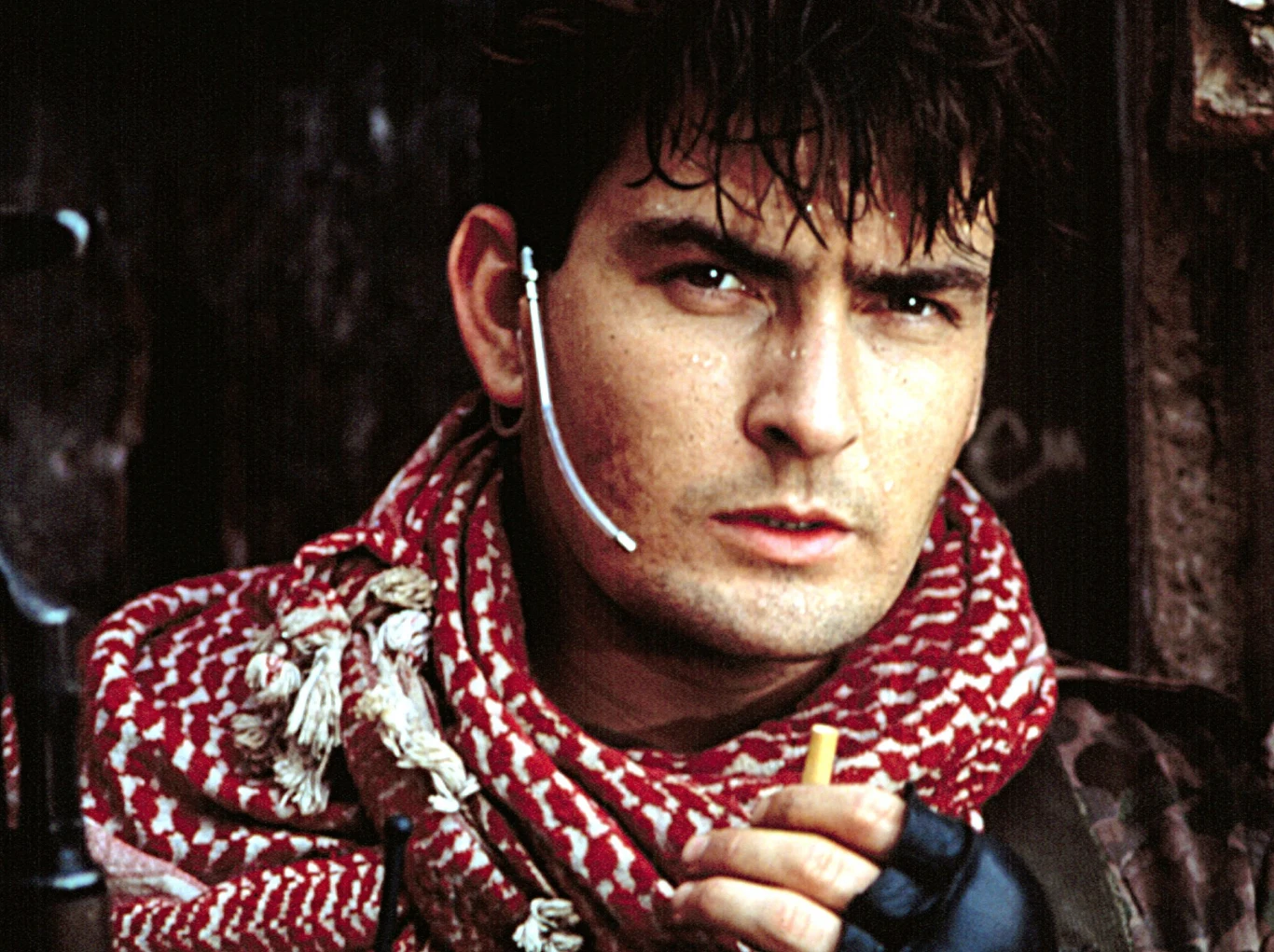 Na przełomie lat 80. i 90. Charlie Sheen zaliczał plan za planem, w samym tylko roku 1990 pojawiając się w sześciu produkcjach. W większości były to filmy akcji, o czym najlepiej świadczą ich tytuły: "Komando FOKI", "Kompania karna" (wyreżyserowana przez jego ojca, Martina), "Żółtodziób" czy "Wzgórze odwagi".