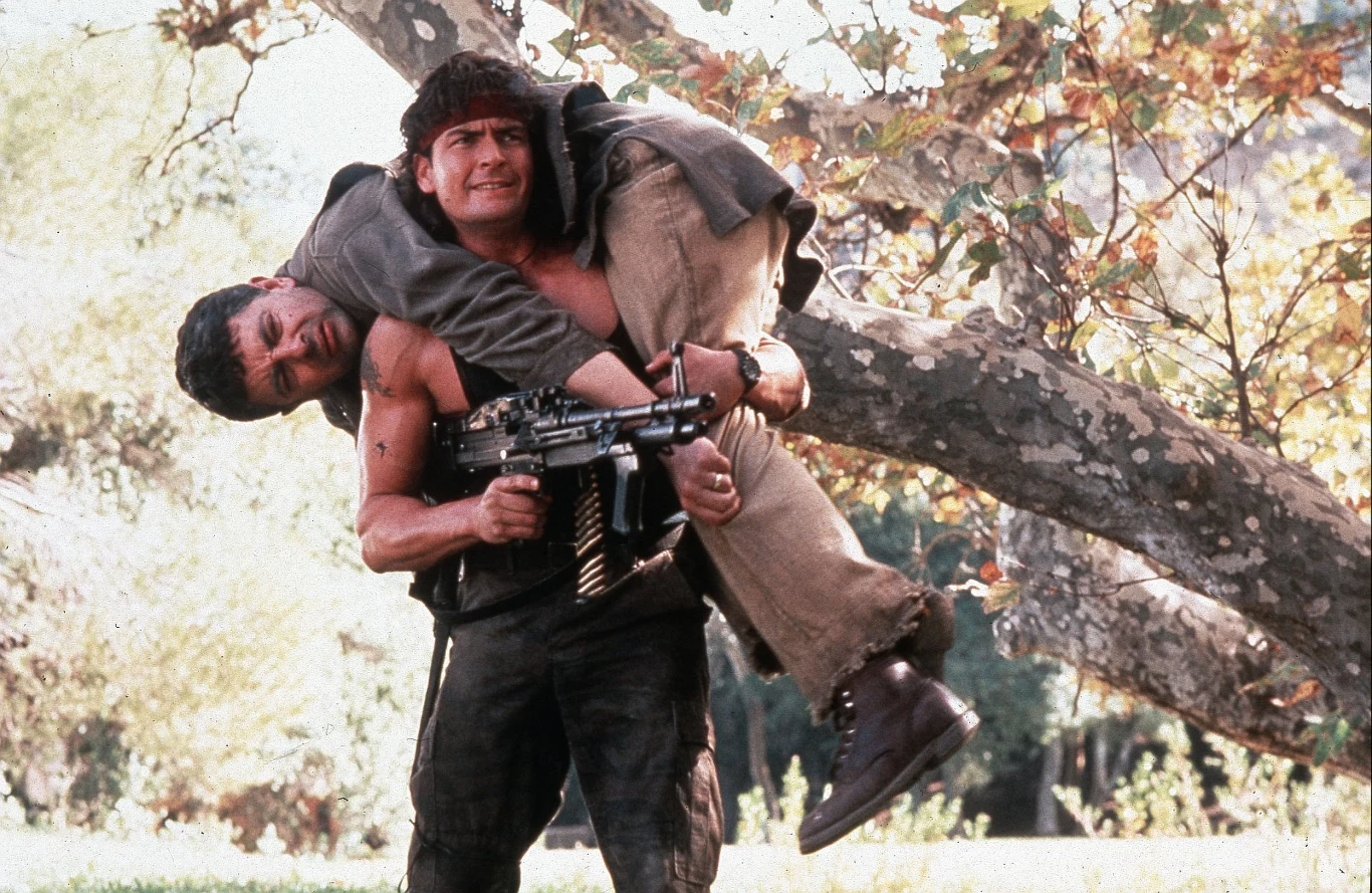 Równie dużą popularnością jak "Pierwsza liga" cieszyła się seria "Hot Shots!" (1991 i 1993), w której Sheen jako Topper Harley parodiował najsłynniejszych bohaterów kina akcji z tamtego okresu: Pete'a "Mavericka" Mitchella i Johna Rambo.